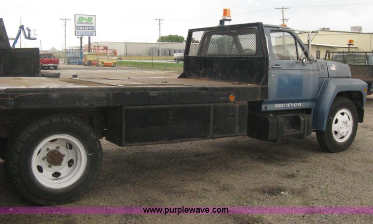 image for item H5435 1984 Ford F600G flatbed truck