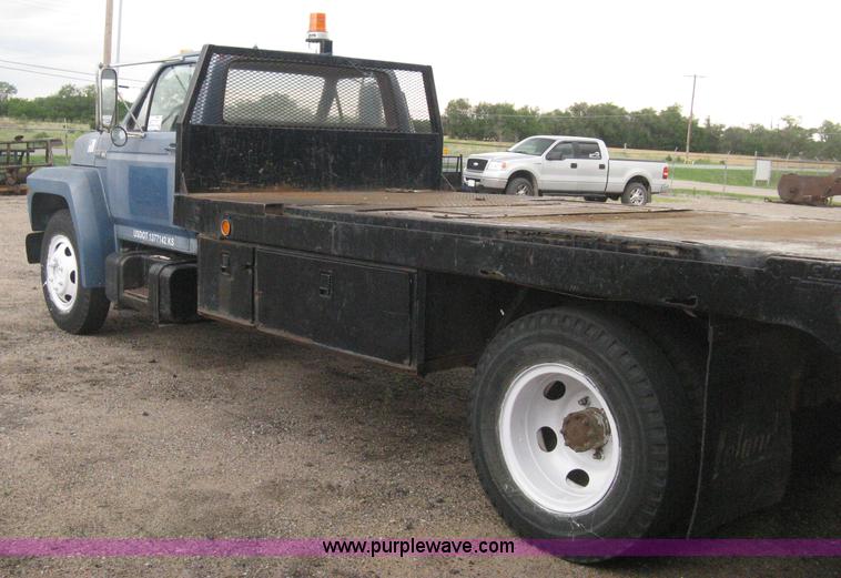 image for item H5435 1984 Ford F600G flatbed truck