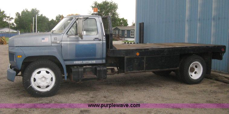 image for item H5435 1984 Ford F600G flatbed truck