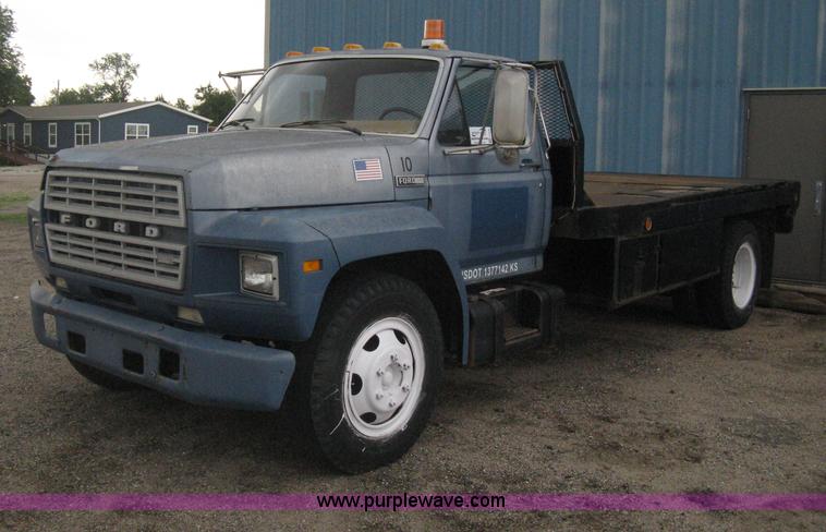 image for item H5435 1984 Ford F600G flatbed truck