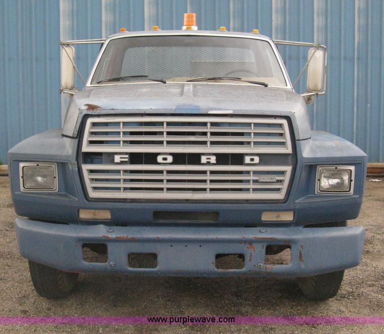 image for item H5435 1984 Ford F600G flatbed truck