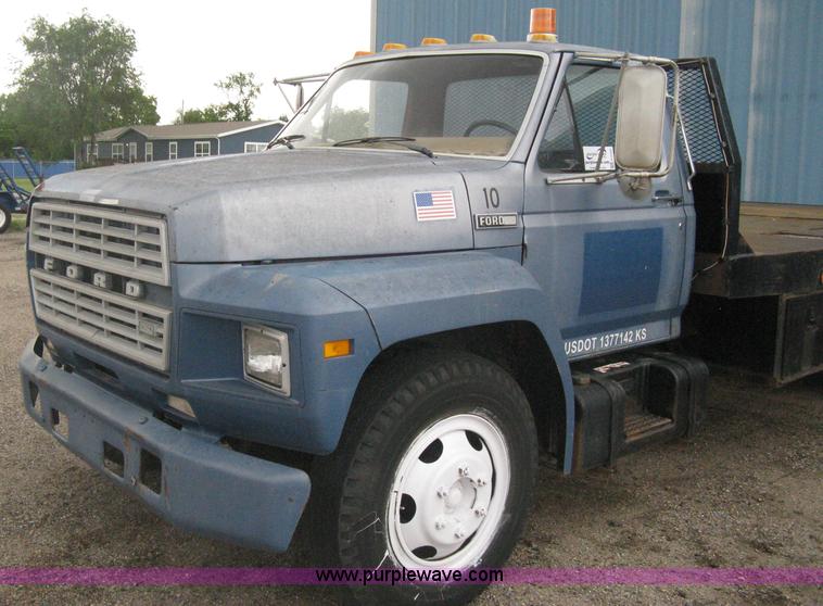 image for item H5435 1984 Ford F600G flatbed truck