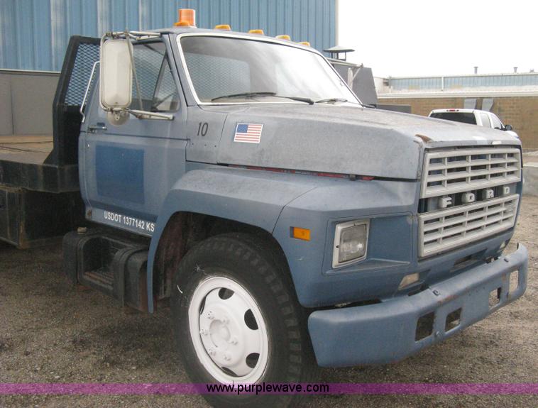 image for item H5435 1984 Ford F600G flatbed truck
