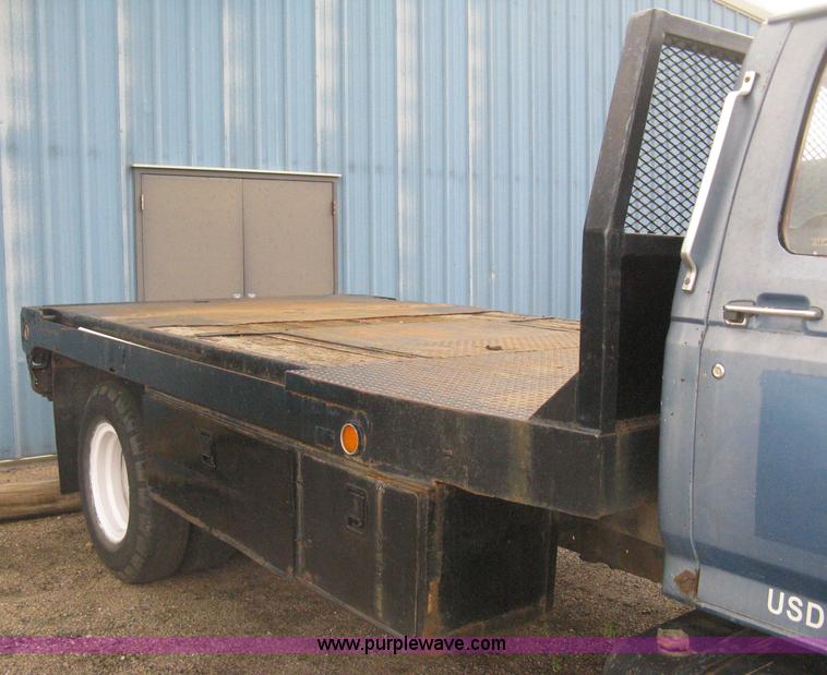 image for item H5435 1984 Ford F600G flatbed truck