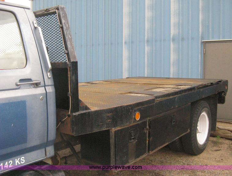 image for item H5435 1984 Ford F600G flatbed truck