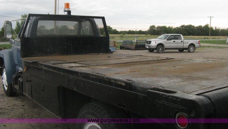 image for item H5435 1984 Ford F600G flatbed truck