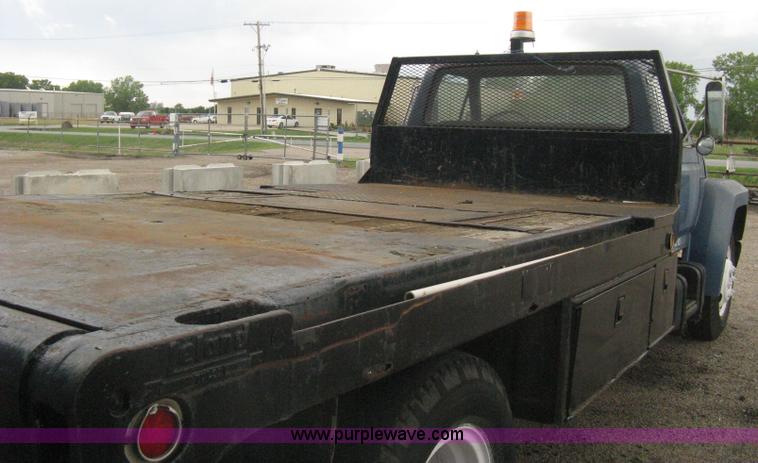 image for item H5435 1984 Ford F600G flatbed truck