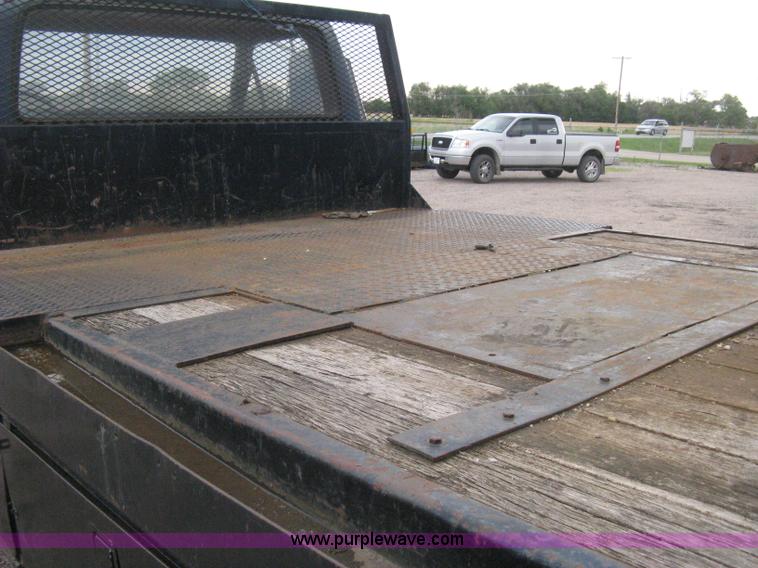 image for item H5435 1984 Ford F600G flatbed truck