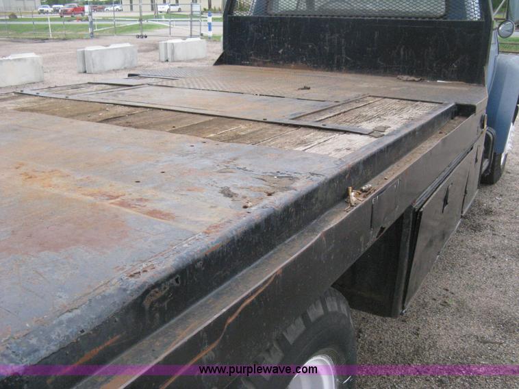 image for item H5435 1984 Ford F600G flatbed truck