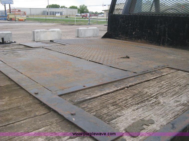 image for item H5435 1984 Ford F600G flatbed truck