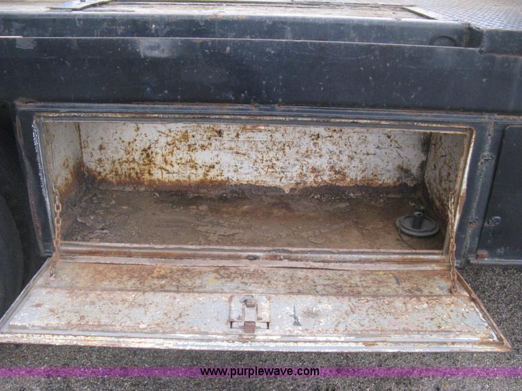 image for item H5435 1984 Ford F600G flatbed truck