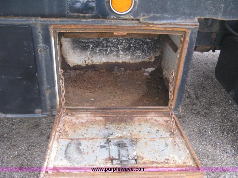 image for item H5435 1984 Ford F600G flatbed truck