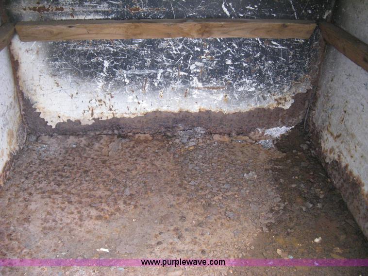 image for item H5435 1984 Ford F600G flatbed truck