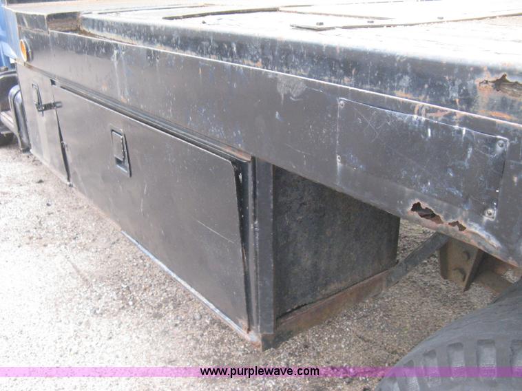 image for item H5435 1984 Ford F600G flatbed truck