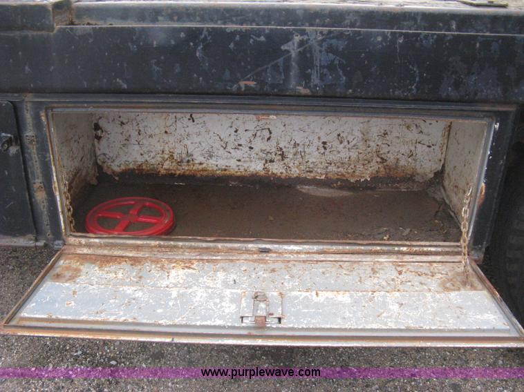 image for item H5435 1984 Ford F600G flatbed truck