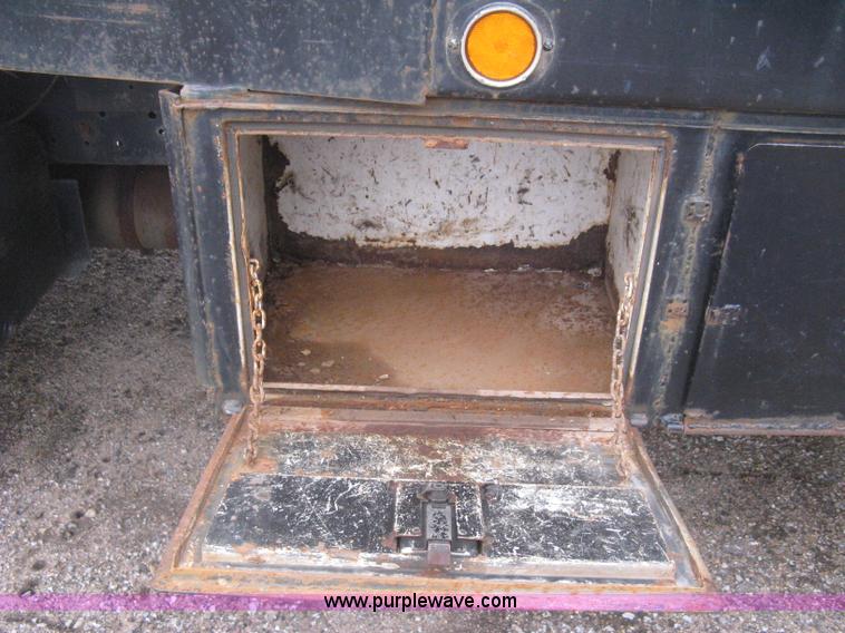 image for item H5435 1984 Ford F600G flatbed truck