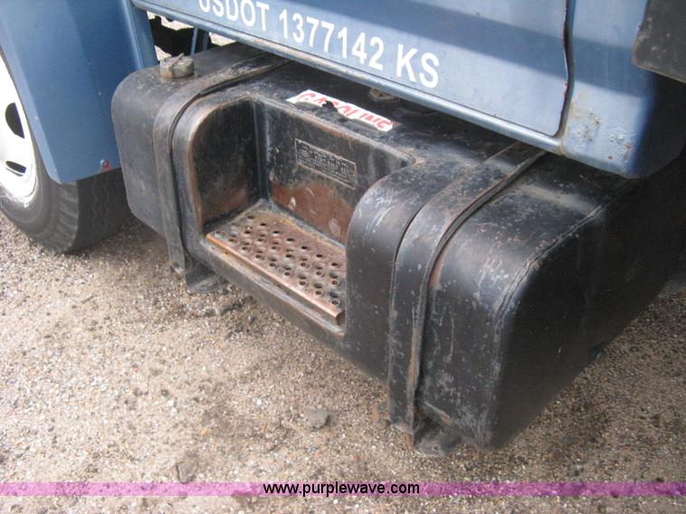 image for item H5435 1984 Ford F600G flatbed truck