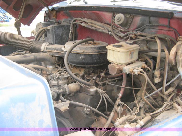 image for item H5435 1984 Ford F600G flatbed truck