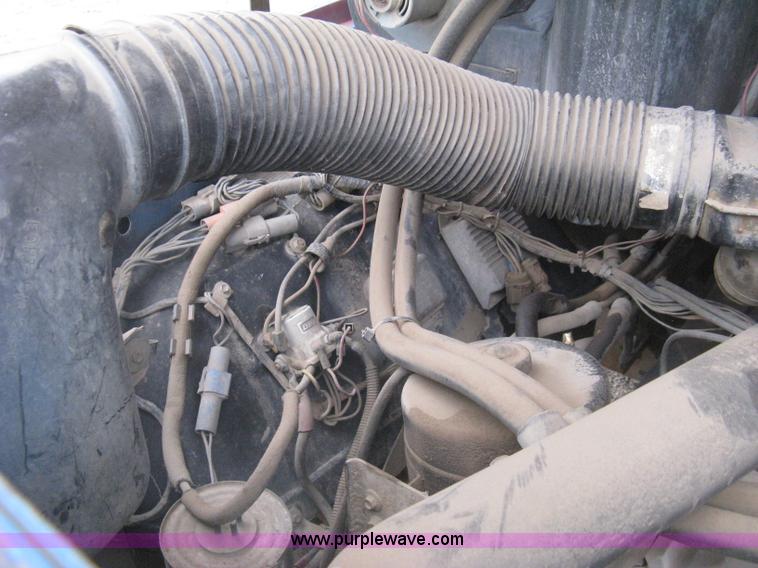 image for item H5435 1984 Ford F600G flatbed truck