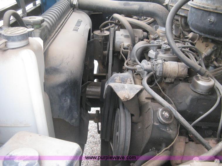 image for item H5435 1984 Ford F600G flatbed truck