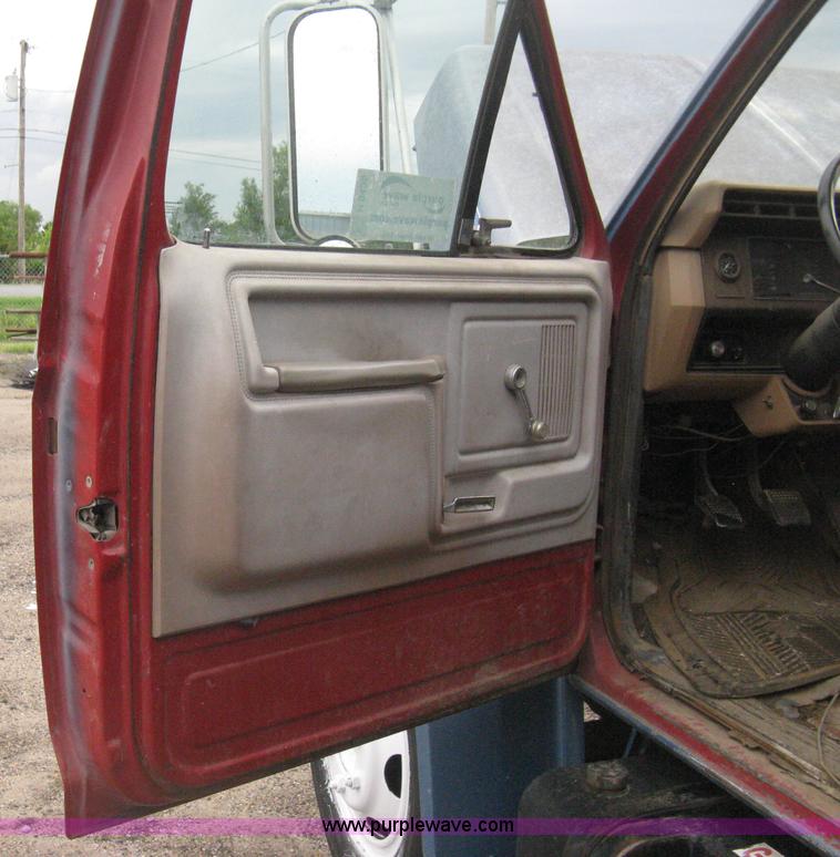 image for item H5435 1984 Ford F600G flatbed truck