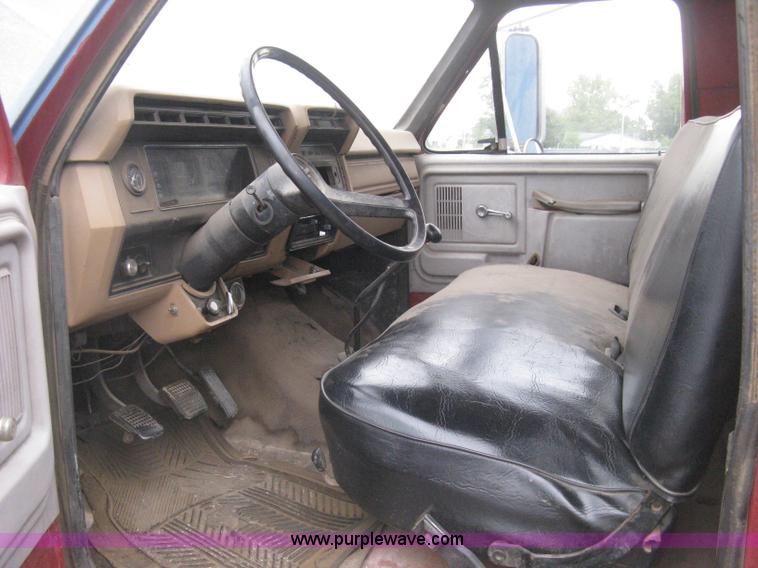 image for item H5435 1984 Ford F600G flatbed truck