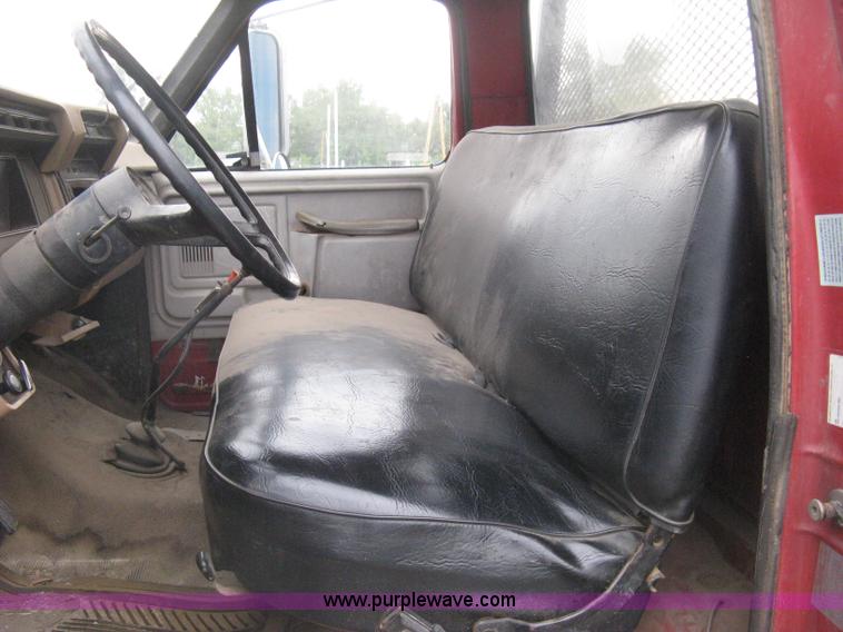 image for item H5435 1984 Ford F600G flatbed truck