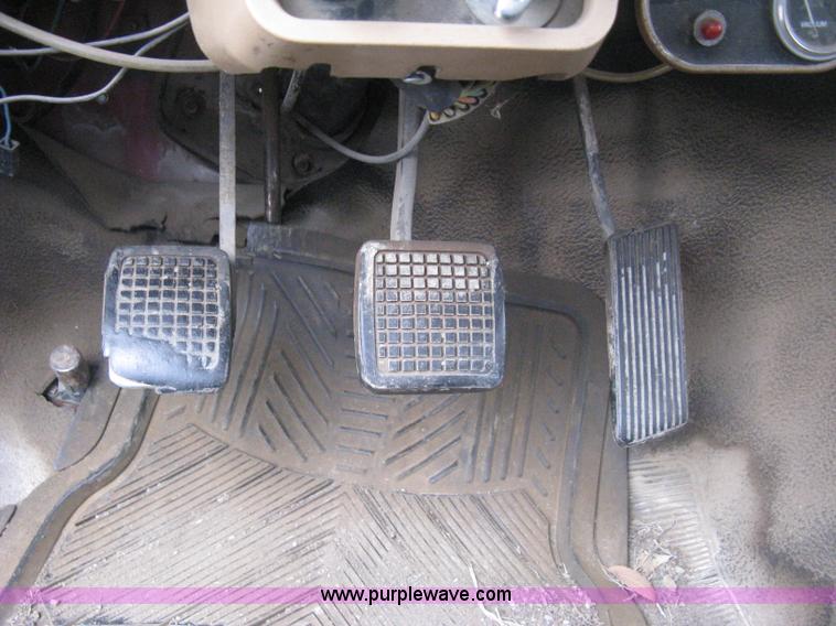 image for item H5435 1984 Ford F600G flatbed truck