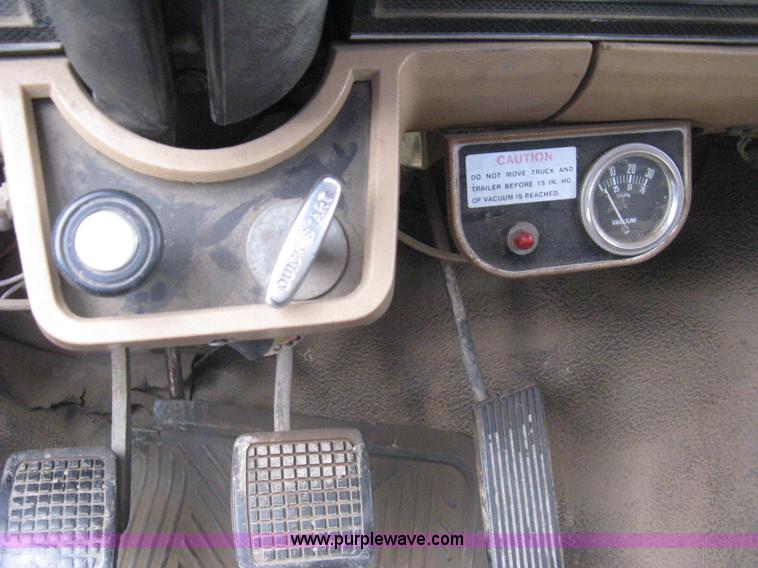 image for item H5435 1984 Ford F600G flatbed truck