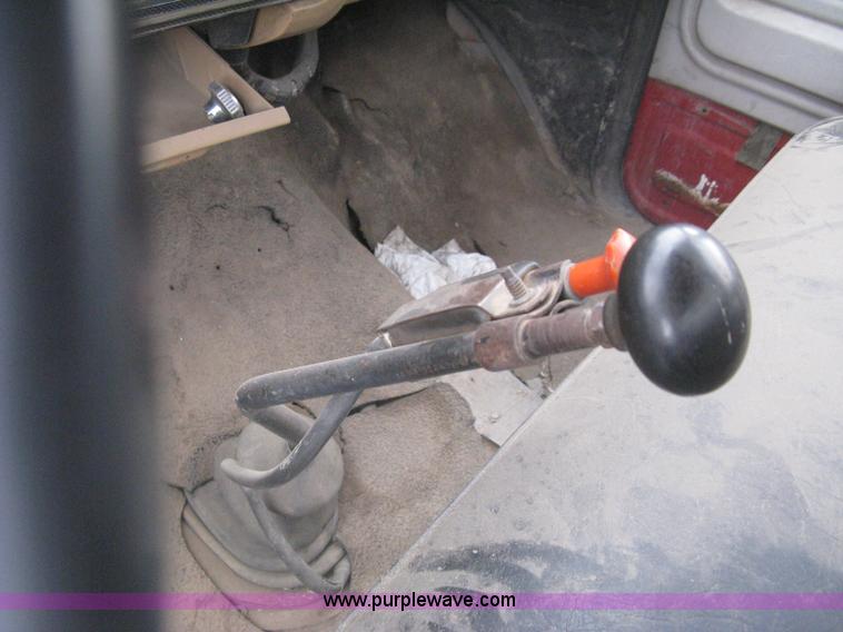 image for item H5435 1984 Ford F600G flatbed truck