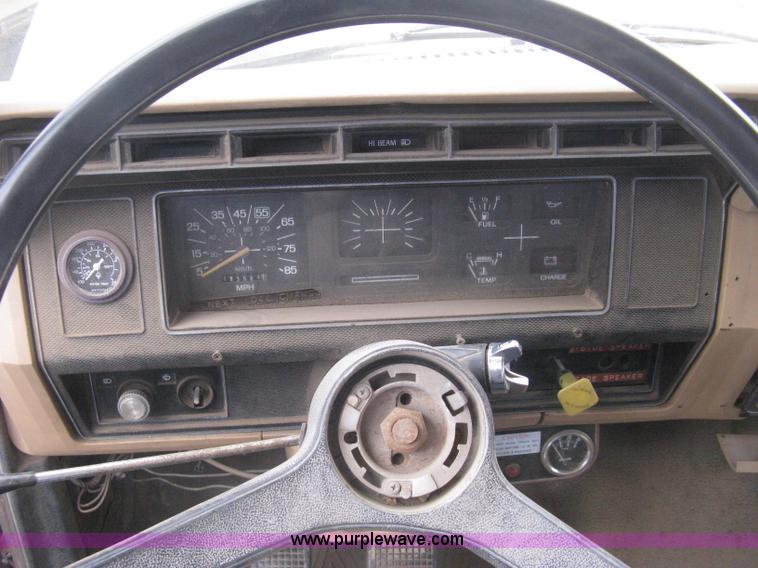 image for item H5435 1984 Ford F600G flatbed truck