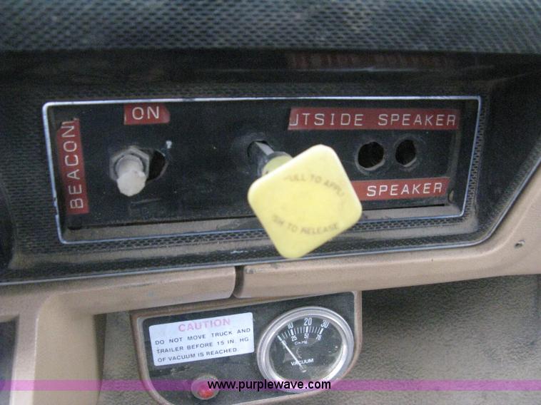 image for item H5435 1984 Ford F600G flatbed truck