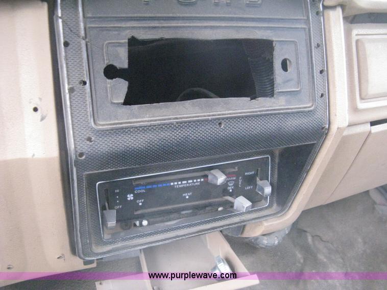 image for item H5435 1984 Ford F600G flatbed truck