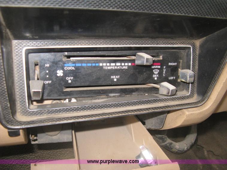 image for item H5435 1984 Ford F600G flatbed truck