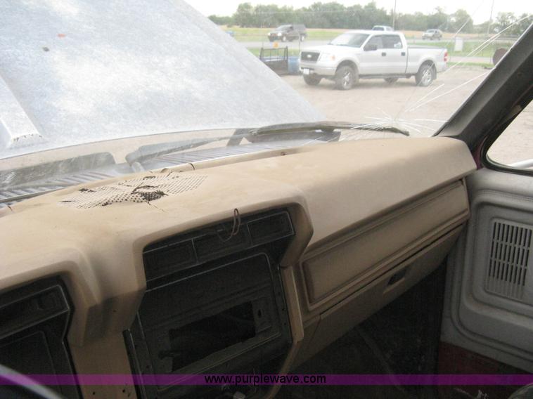 image for item H5435 1984 Ford F600G flatbed truck