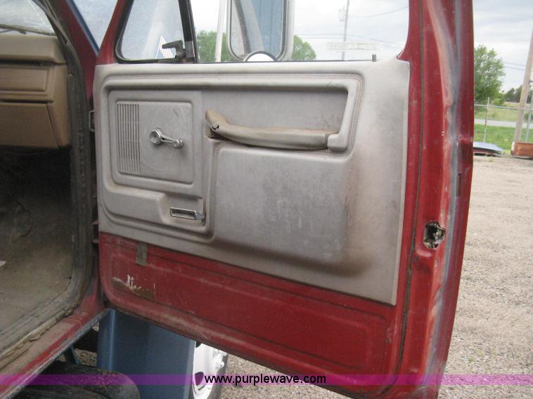 image for item H5435 1984 Ford F600G flatbed truck