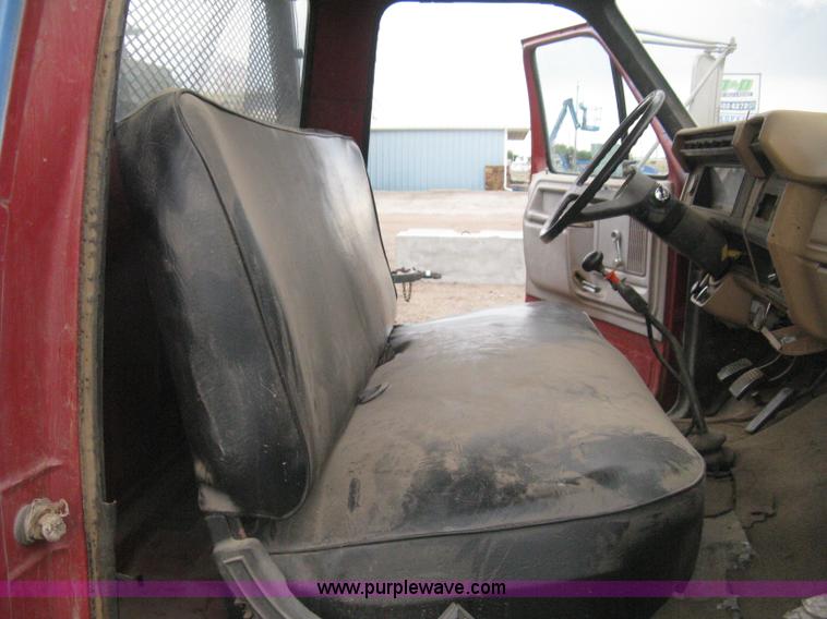 image for item H5435 1984 Ford F600G flatbed truck