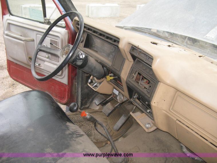 image for item H5435 1984 Ford F600G flatbed truck