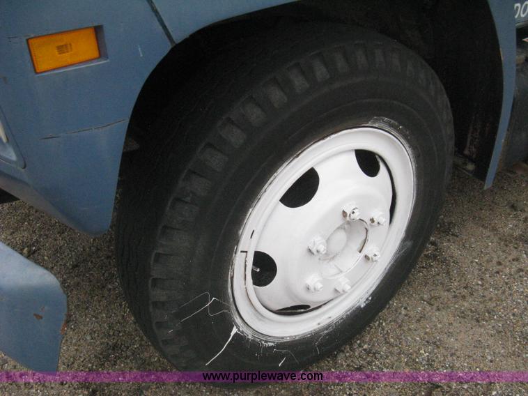 image for item H5435 1984 Ford F600G flatbed truck