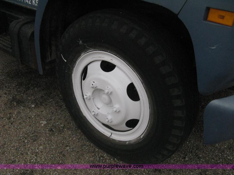 image for item H5435 1984 Ford F600G flatbed truck