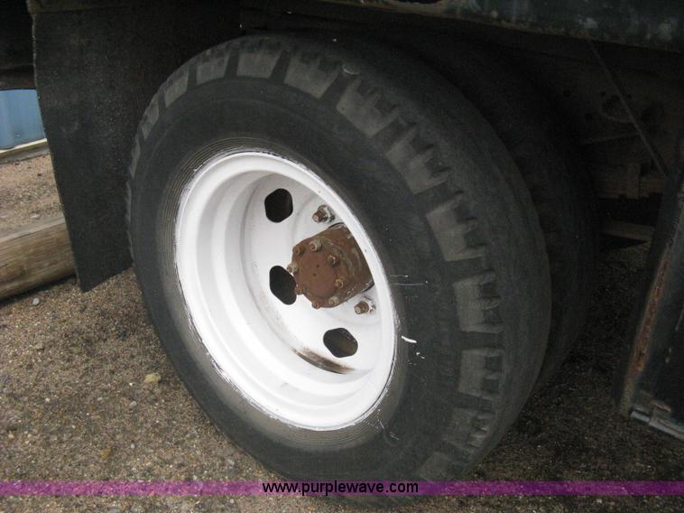 image for item H5435 1984 Ford F600G flatbed truck