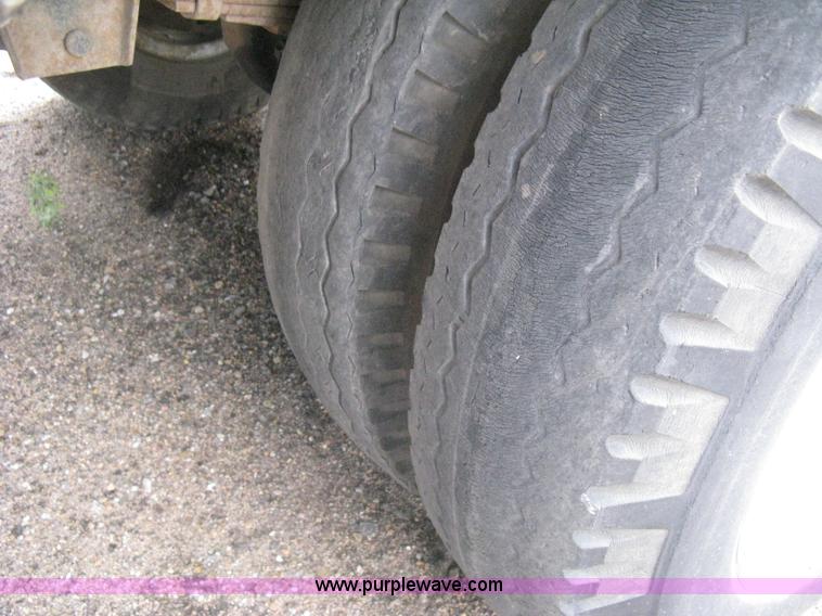 image for item H5435 1984 Ford F600G flatbed truck