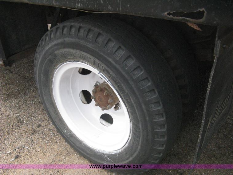 image for item H5435 1984 Ford F600G flatbed truck