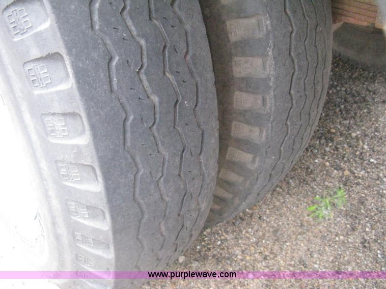 image for item H5435 1984 Ford F600G flatbed truck