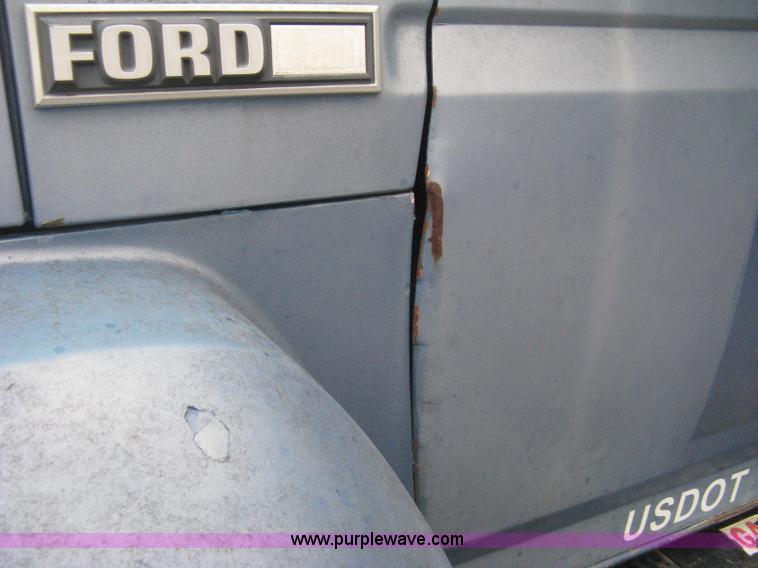 image for item H5435 1984 Ford F600G flatbed truck