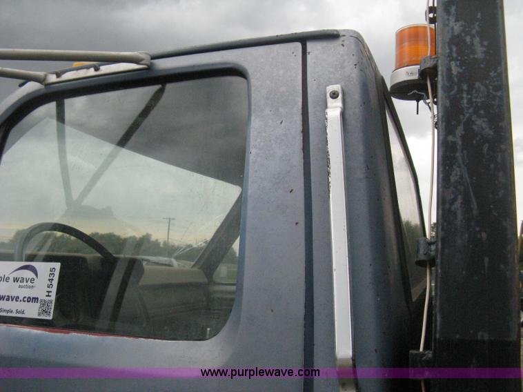 image for item H5435 1984 Ford F600G flatbed truck