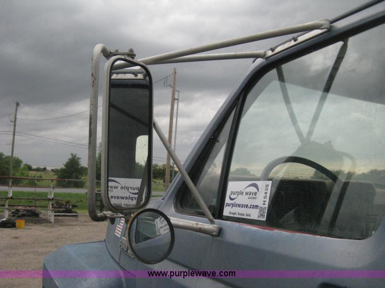 image for item H5435 1984 Ford F600G flatbed truck