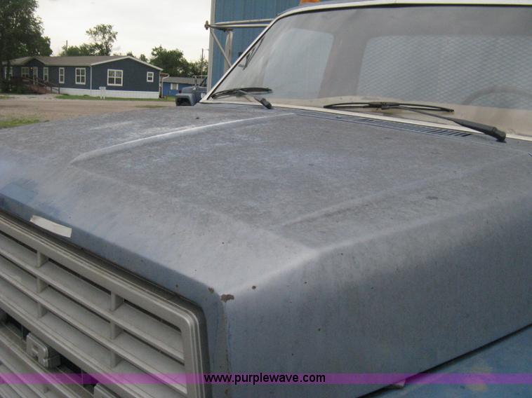 image for item H5435 1984 Ford F600G flatbed truck