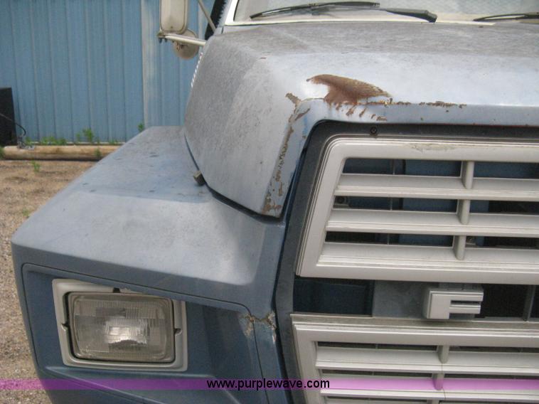 image for item H5435 1984 Ford F600G flatbed truck