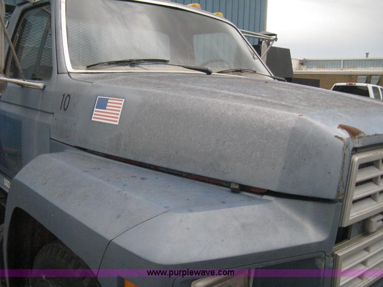 image for item H5435 1984 Ford F600G flatbed truck